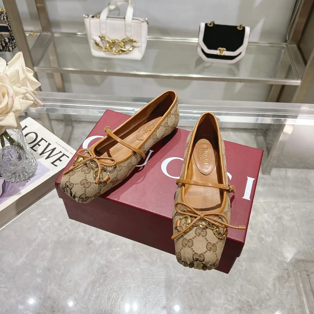 👟👟Ex-factory price 560👟👟 Gucci Horsebit series women's ballet flats. This iconic horsebit ballet flats features a square toe design and elegant bow details, paying tribute to the traditional ballet shoe style. This piece is crafted from Gucci ankh leather and embellished with a light gold-tone horsebit buckle. A 'sacchetto' construction with a soft, padded insole provides a great fit. ✅Size: 35-42 (customized for 40-42) ✅Sole material: Imported Italian genuine leather sole ✅Packaging: Brand new red box packaging